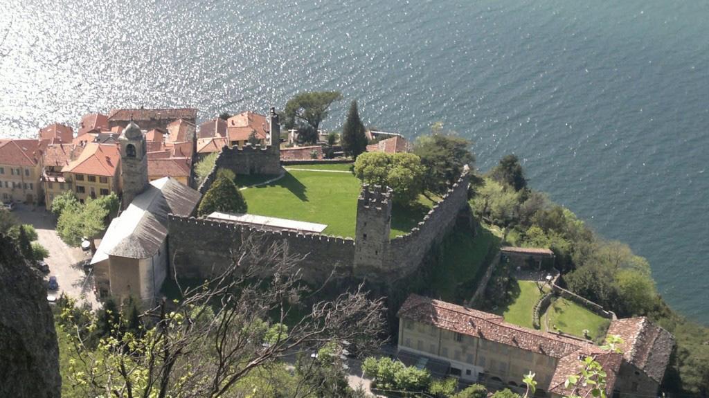 Al Castello Lägenhet Dervio Exteriör bild